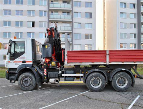 Stavebné vozidlo s hydraulickou rukou