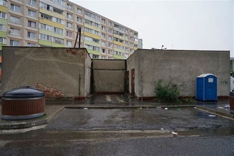 Ukážka steny s prasklinami pred opravou