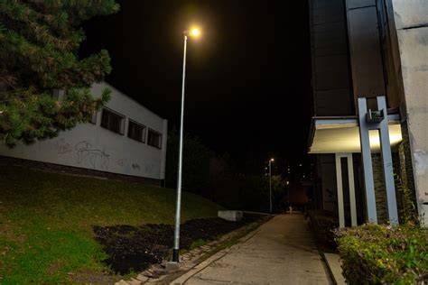 Fotografia moderného verejného osvetlenia v mestskom prostredí