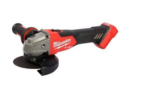 Akumulátorová uhlová brúska Milwaukee M18 FSAG125X-0 v akcii