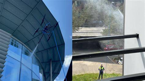 Dron aplikujúci impregnáciu na fasádu