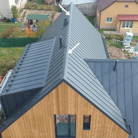 Rôzne materiály pre oplechovanie strechy