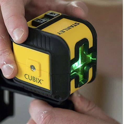 Detail ovládacích prvkov krížového lasera Stanley Cubix
