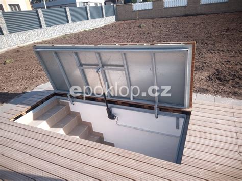Detailný pohľad na poklop triedy F900 v priemyselnom prostredí