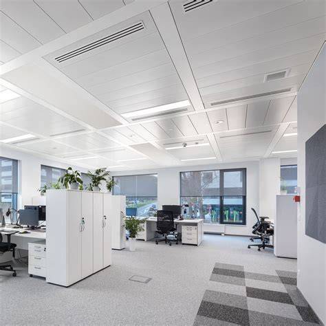 Tím Knauf Ceiling Solutions poskytujúci zákaznícku podporu