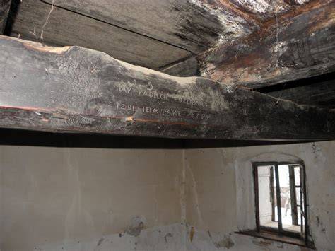 Vstupný portál Bytčianskeho kaštieľa s nápisom z roku 1571