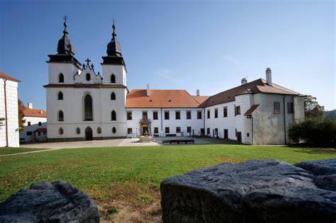 Vizualizácia nočnej scény arkádového nádvoria