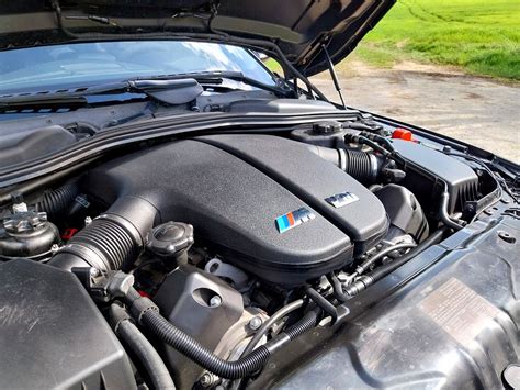 BMW E60 motorový priestor s kapotou