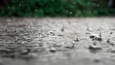 Hydrofóbny efekt na betónovom povrchu: kvapky vody na ošetrenom betóne
