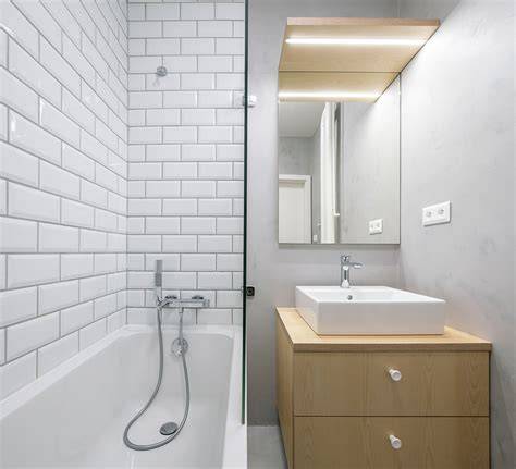 Moderná kúpeľňa so skrinkou pod umývadlom a minimalistickým dizajnom