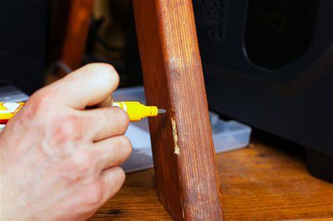 Použitie excentrickej brúsky na drevenom nábytku
