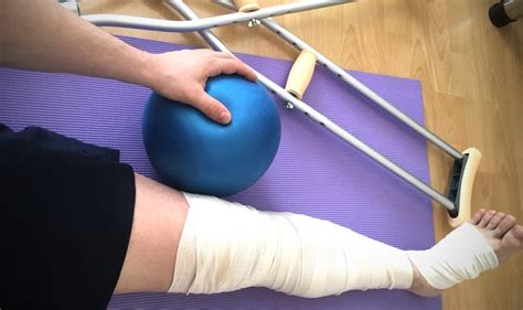 Pacient po operácii kolena na rehabilitácii