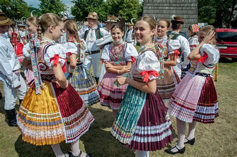 Folklórne slávnosti pod Poľanou - kroje a tanec