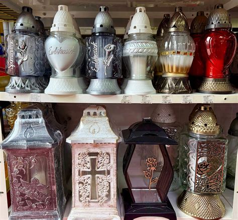 Kolekcia rôznych dekoratívnych krbových imitácií a lampášov