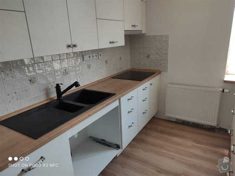 Aplikácia 3D obkladu v kuchyni s čiernymi a bielymi prvkami