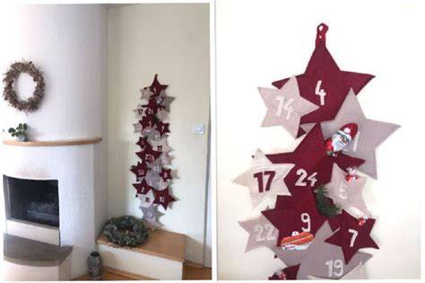 Adventný kalendár zavesený na schodisku