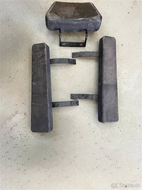 Detail ochranného krytu a opierky materiálu na dvojkotúčovej brúske