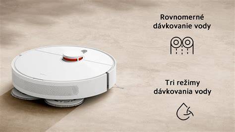 Rodina užívajúca si voľný čas, zatiaľ čo robotický vysávač s mopom upratuje