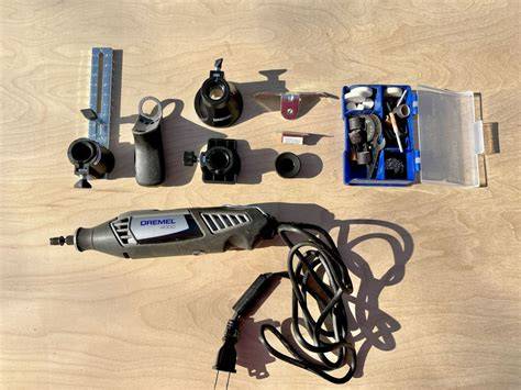 Dremel 4000 s rôznymi nástavcami na pracovnom stole