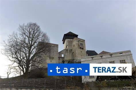 Historický kanón na Trenčianskom hrade pred odstránením