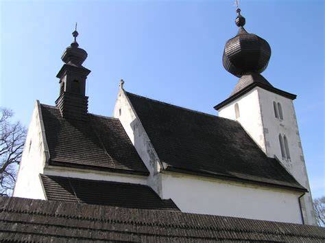 Interiér Kostola sv. Ducha v Žehre s freskou Strom života