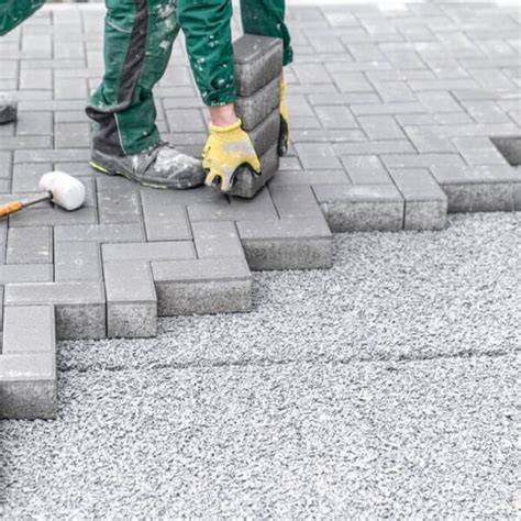 Proces kladenia zámkovej dlažby