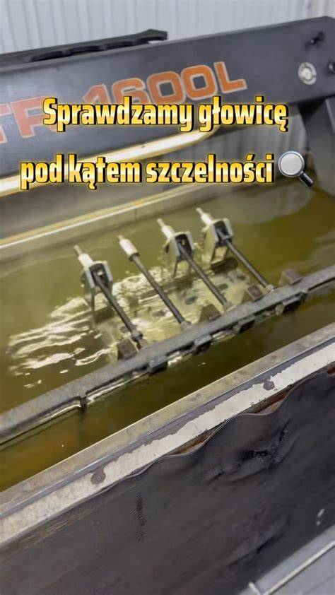 Mechanik vykonávajúci dymový test na výfukovom systéme