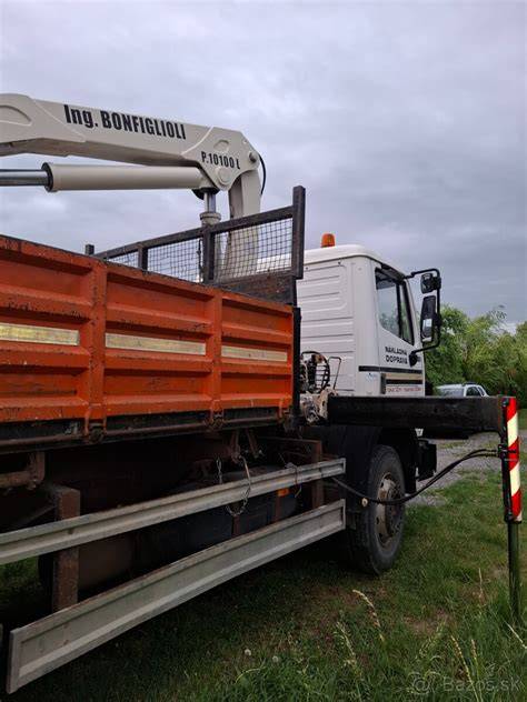 Paletové dodávky dreva s hydraulickou rukou